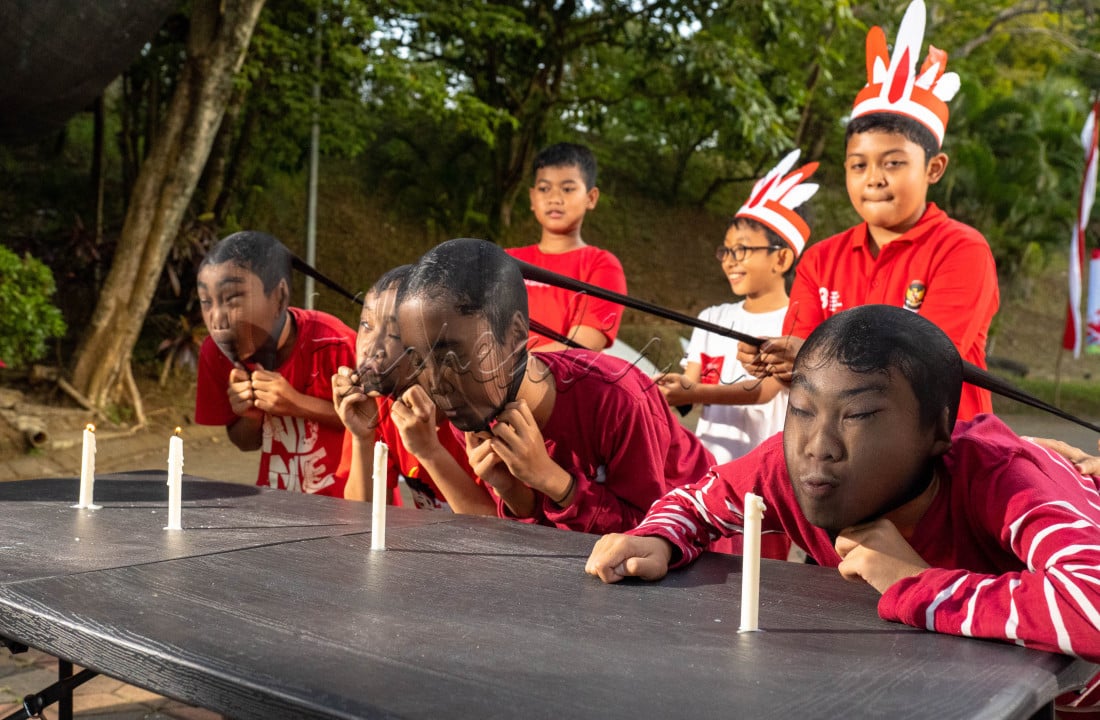 <div style="text-align: justify;">Bulan Agustus di setiap tahunnya selalu jadi bulan yang meriah di Indonesia karena seluruh warga di berbagai penjuru Indonesia sangat antusias untuk menyambut hari ulang tahun kemerdekaan Republik Indonesia. Beberapa perayaan pada bulan Agustus sangat meriah dan menyenangkan. Generasi muda bisa merasakan semangat para pahlawan untuk meraih kemerdekaan dengan cara meramaikan Festival Kemerdekaan dengan semangat persatuan dan kesatuan dalam keberagaman untuk mencapai satu tujuan. Hal ini lah yang menjadikan anak-anak Indonesia benar-benar merasakan kemerdekaan sebuah negara. Dimana rakyatnya bebas untuk berkreasi dan bahagian bersama.</div>