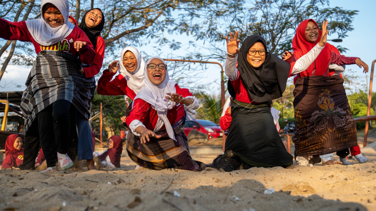 <div style="text-align: justify;">Kemerdekaan bagi anak merupakan suatu kebebasan untuk belajar, bergaul, berpendapat, dan melakukan segala sesuatu yang disukainya. Kemerdekaan inilah yang akan membuat mereka bahagia. Dan kebahagiaan itu sendiri akan membuat anak tumbuh jadi orang yang penuh percaya diri, lebih mudah bergaul dan bersosialisasi dengan orang lain. Kepribadian seperti itulah yang akan membuat anak jadi lebih disukai serta menumbuhkan rasa empati. Buah hati akan punya perilaku mau menolong orang lain.</div>