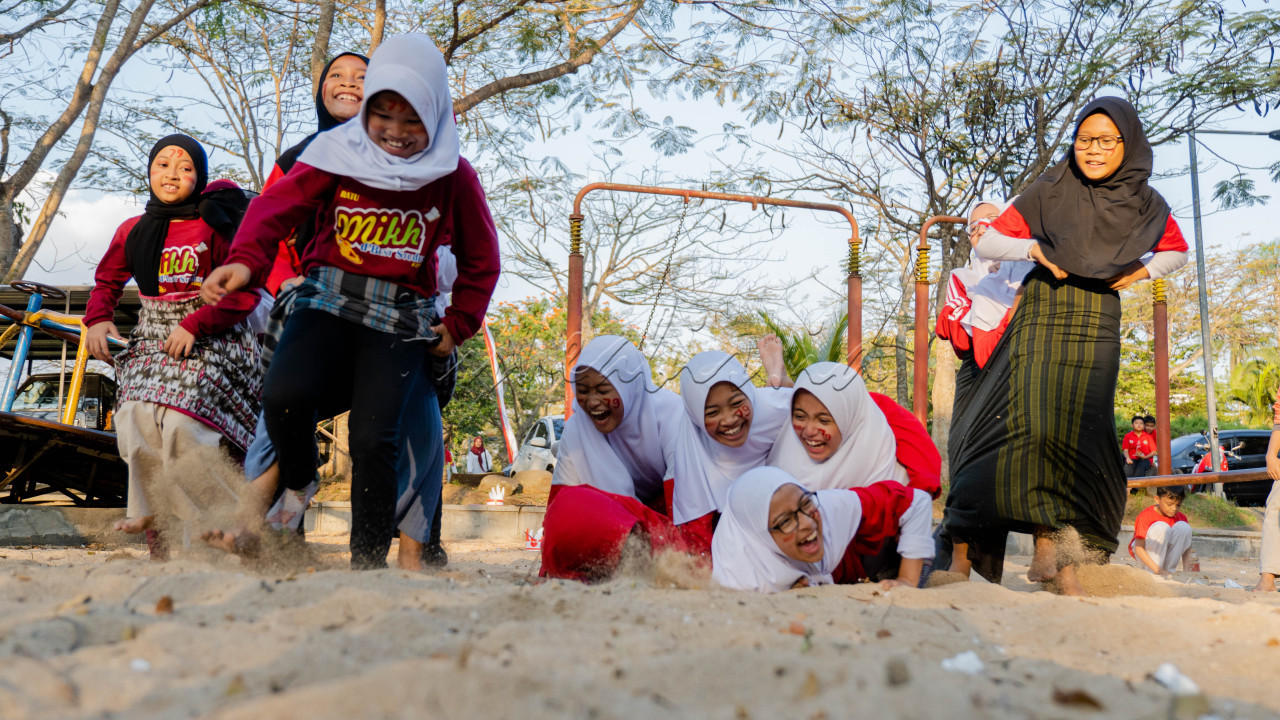 <div style="text-align: justify;">Kemerdekaan bagi anak merupakan suatu kebebasan untuk belajar, bergaul, berpendapat, dan melakukan segala sesuatu yang disukainya. Kemerdekaan inilah yang akan membuat mereka bahagia. Dan kebahagiaan itu sendiri akan membuat anak tumbuh jadi orang yang penuh percaya diri, lebih mudah bergaul dan bersosialisasi dengan orang lain.<br />
Kepribadian seperti itulah yang akan membuat anak jadi lebih disukai serta menumbuhkan rasa empati. Buah hati akan punya perilaku mau menolong orang lain.</div>