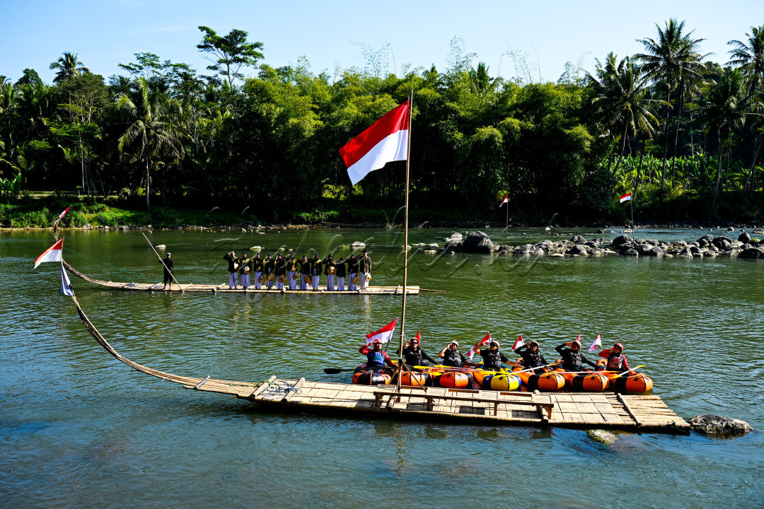 Upacara bendera di wisata Getek Balong termasuk salah satu yang unik karena masyarakat menggunakan sampan/perahu untuk upacara.