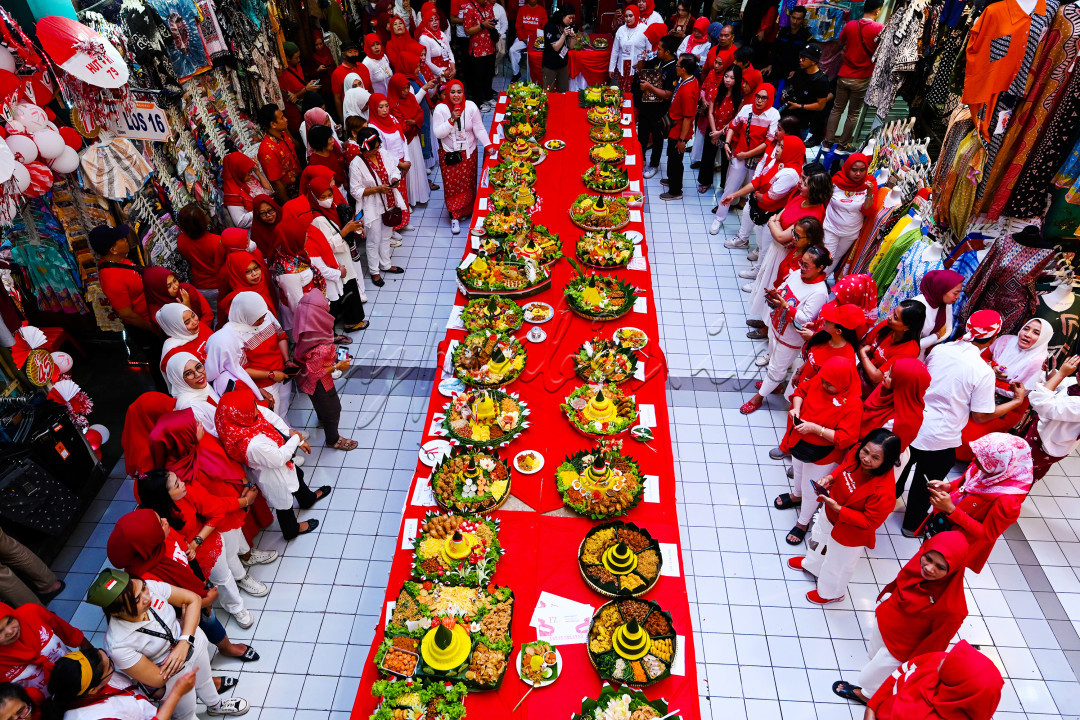 Lomba hias tumpeng yang dirayakan oleh pedagang-pedagang yang berada di pasar Bringharjo Yogyakarta dalam rangka memeriahkan hari kemerdekaan Republik Indonesia ke 79