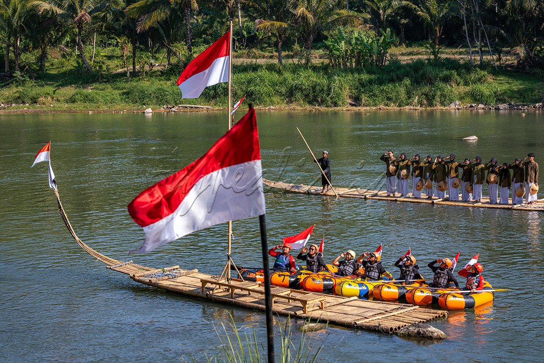Memperingati Hari Kemerdekaan Republik Indonesia dengan menggelar upacara di Sungai Progo, Kabupaten Magelang.