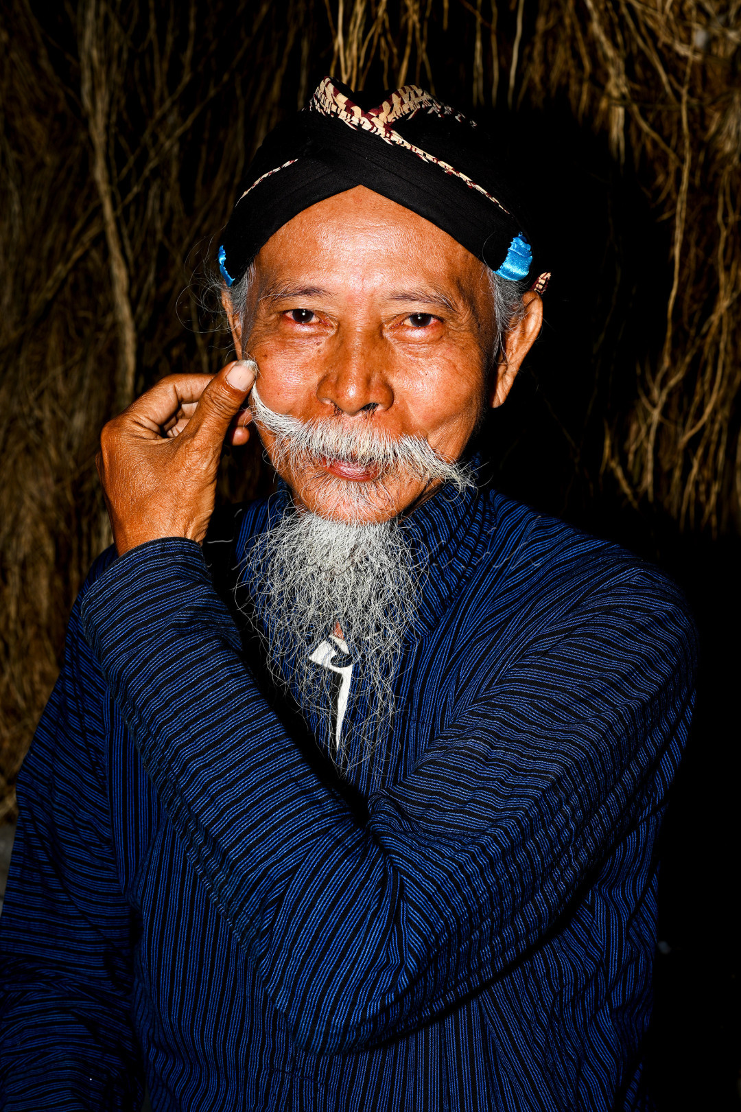Salah satu abdi dalem di keraton Yogyakarta yang difoto dengan kumis putih kebanggaannya.