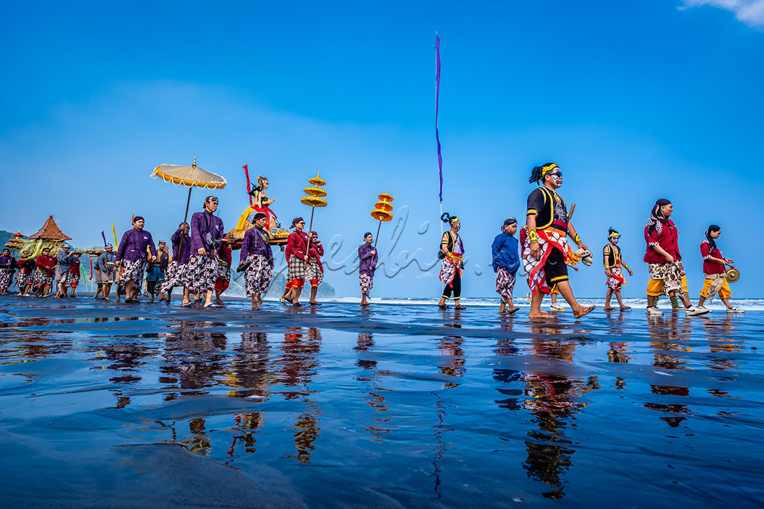 Kirab Labuhan Bekti Pisungsung Jaladri dilakukan masyarakat pesisir pantai Parangtritis dan Parangkusumo Yogyakarta. Upacara adat ini dilaksanakan sebagai wujud syukur kepada Tuhan Yang Maha Esa.