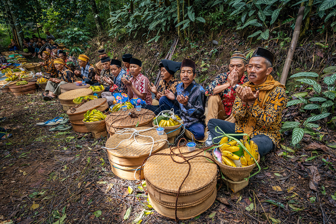 Sejumlah warga melakukan doa bersama saat acara rejeban plabengan di lereng Gunung Sumbing, Temanggung, Jawa Tengah. Tradisi ini dilakukan sebagai wujud syukur kepada Tuhan Yang Maha Esa agar hasil pertanian melimpah.