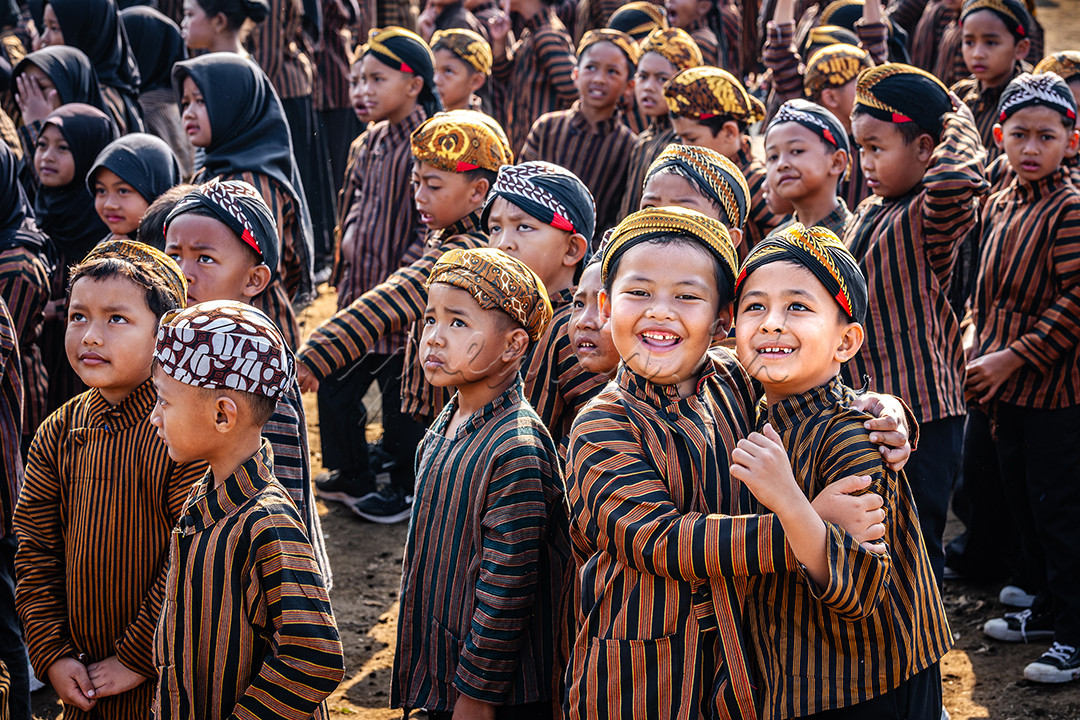 Potret kebahagiaan anak-anak mengenakan pakaian tradisional dalam acara Merti Bumi Merapi di Kemalang, Klaten, Jawa Tengah.