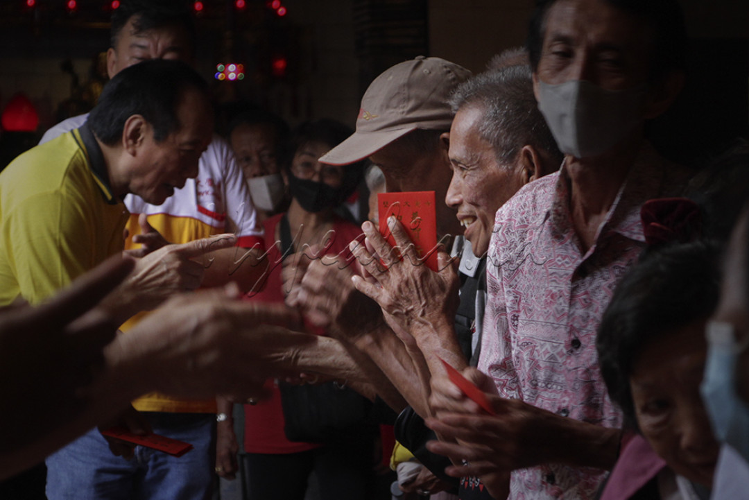 Sejumlah warga keturunan Tionghoa membagikan Angpao kepada para lansia di Klenteng Tay Kak sie, Semarang , Sabtu 27 januari 2024. Pembagian Angpao dan sembako yang merupakan agenda tahunan yayasan Tay kak Sie ini merupakan wujud kepedulian kepada sesama serta bentuk syukur menyambut datangnya Tahun Baru Imlek 2575 yang akan jatuh pada tanggal 10 februari 2024.