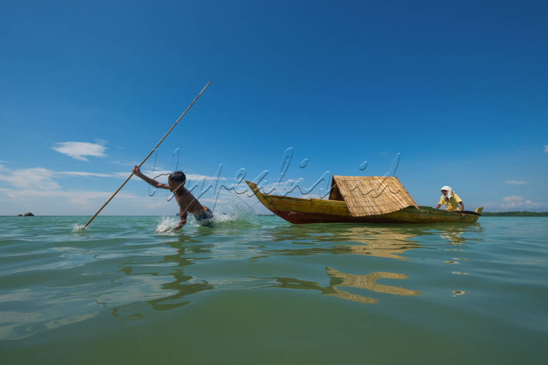 <br />
Suku Laut atau Suku Sampan yang sering juga disebut Orang Laut merupakan suku yang mendiami perairan Kepulauan Riau, Indonesia. Mereka disebut Suku Laut karena seluruh aktivitas hidupnya dilakukan di laut dan menggunakan perahu atau sampan yang dilengkapi tenda sebagai tempat tinggalnya. Mereka hidup berpindah-pindah dari pulau ke pulau hingga ke muara sungai (nomaden). Untuk mencari nafkah, mereka mencari ikan dengan peralatan sederhana, seperti tempuling, tombak, dan serampang.