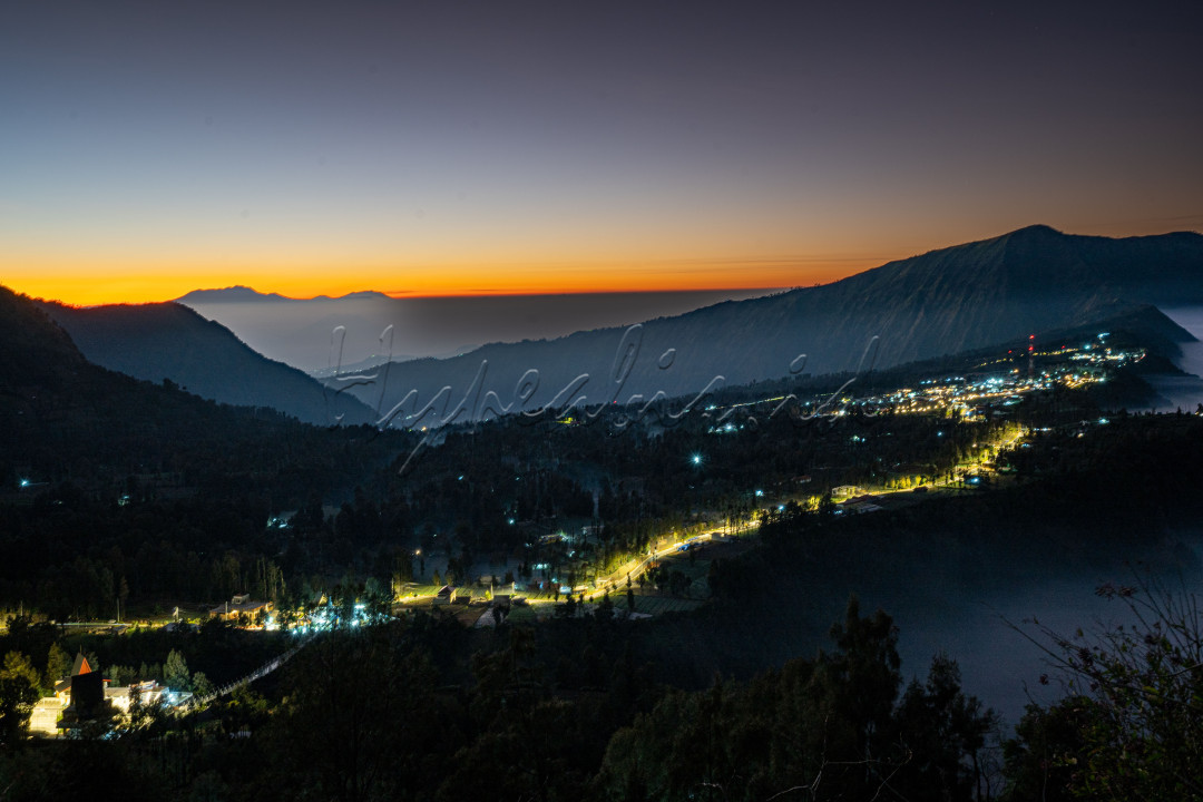 Sebuah Pemandangan Saat Matahari Terbit (Sunrise) di Lokasi Seruni Point Kawasan &nbsp;Gunung Bromo merupakan momen favorit para turis ketika mengunjungi Taman Nasional Bromo Tengger Semeru
