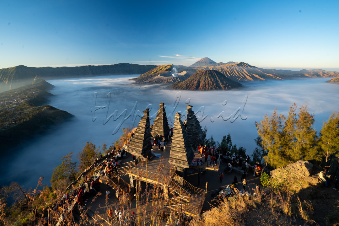 Sekelompok turis lokal dan wisman dari berbagai negara menikmati pemandangan di Lokasi Seruni Point Kawasan &nbsp;Gunung Bromo. Lokasi ini &nbsp;merupakan momen favorit para turis ketika mengunjungi Taman Nasional Bromo Tengger Semeru.