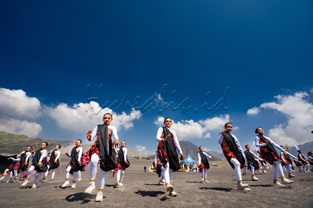 Sekelompok anak sedang mempergakana tarian Tradisional di Lautan Pasir kawasan Taman Nasional Bromo Tengger Semeru dalam rangkaian acara Eksotika Bromo yang digelar oleh Dinas Pariwisata Propinsi Jawa Timur.