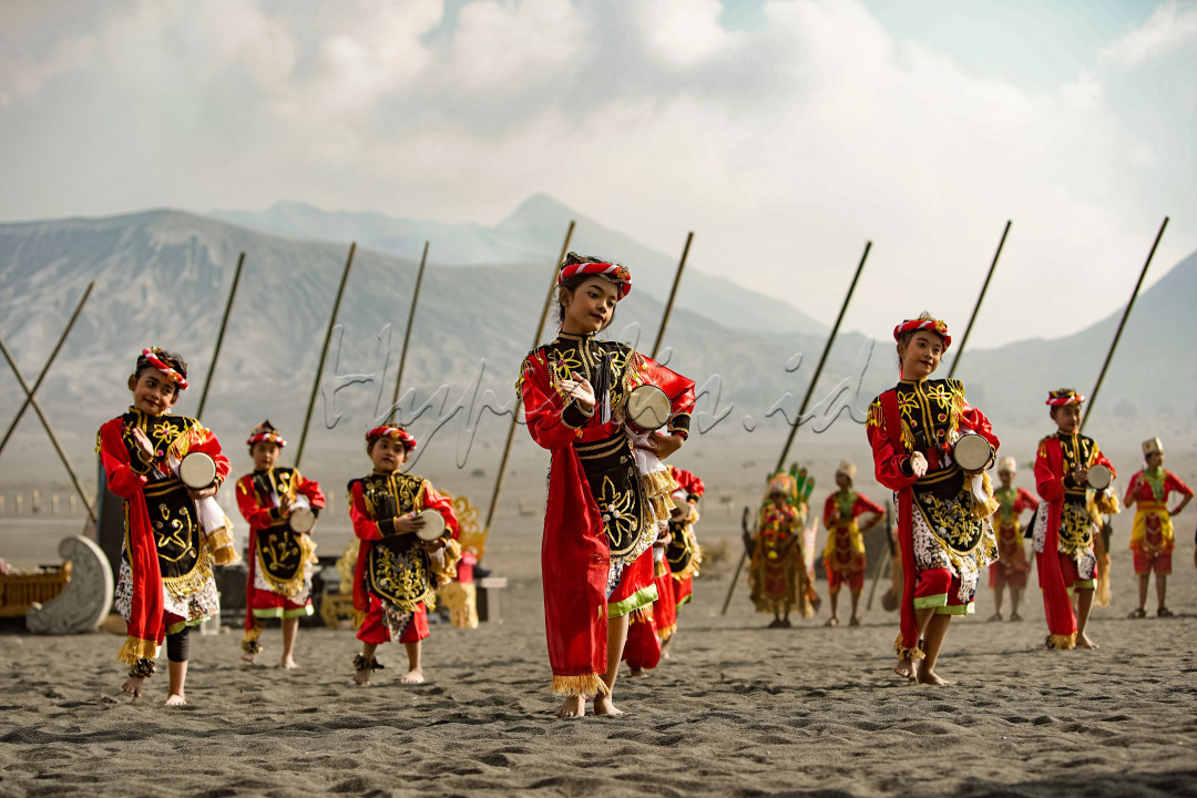Sekelompok anak sedang mempergakana tarian Tradisional di Lautan Pasir kawasan Taman Nasional Bromo Tengger Semeru dalam rangkaian acara Eksotika Bromo yang digelar oleh Dinas Pariwisata Propinsi Jawa Timur.