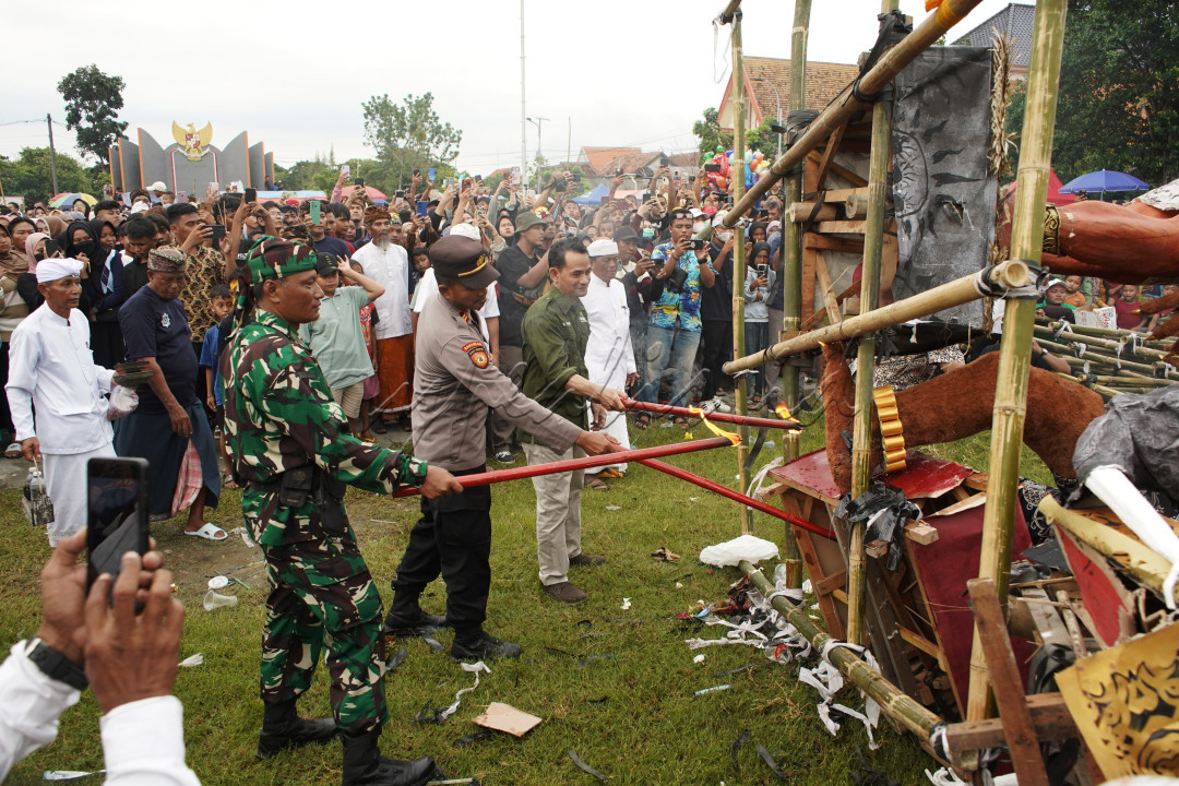 Potret Polisi, TNI, Perangkat Pemerintahan dan tokoh lintas agama sedang persiapan membakar Ogoh-Ogoh yang diselnggarakan oleh umat hindu yang berada di Desa Balun, Kabupaten Lamongan, Jawa Timur, Minggu (10/03/2024). Dengan adanya kegiatan ogoh-ogoh ini menandakan bahwa nilai toleransi Masyarakat di Desa Balun Kabupeten Lamongan terbukti sangat kuat