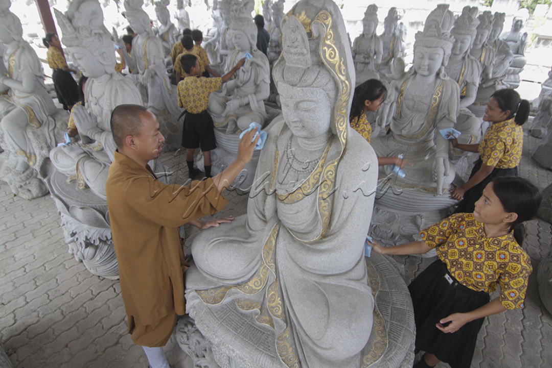 Para siswa SD kuncup melati ikut&nbsp; membersihkan patung Buddha usai mengikuti kebaktikan ritual upacara pemandian Buddha Rupang di Vihara Mahavira Graha, Semarang, Jawa Tengah, Rabu 15 Mei 2024. Ritual pemandian dan pembersihan Buddha Rupang yang dilakukan oleh pemuka agama serta para jemaah kebaktian umat tersebut sebagai lambang membersihkan segala kekotoran batin dalam diri baik ucapan, pikiran maupun perbuatan untuk menyambut Hari Raya Waisak 2568 BE