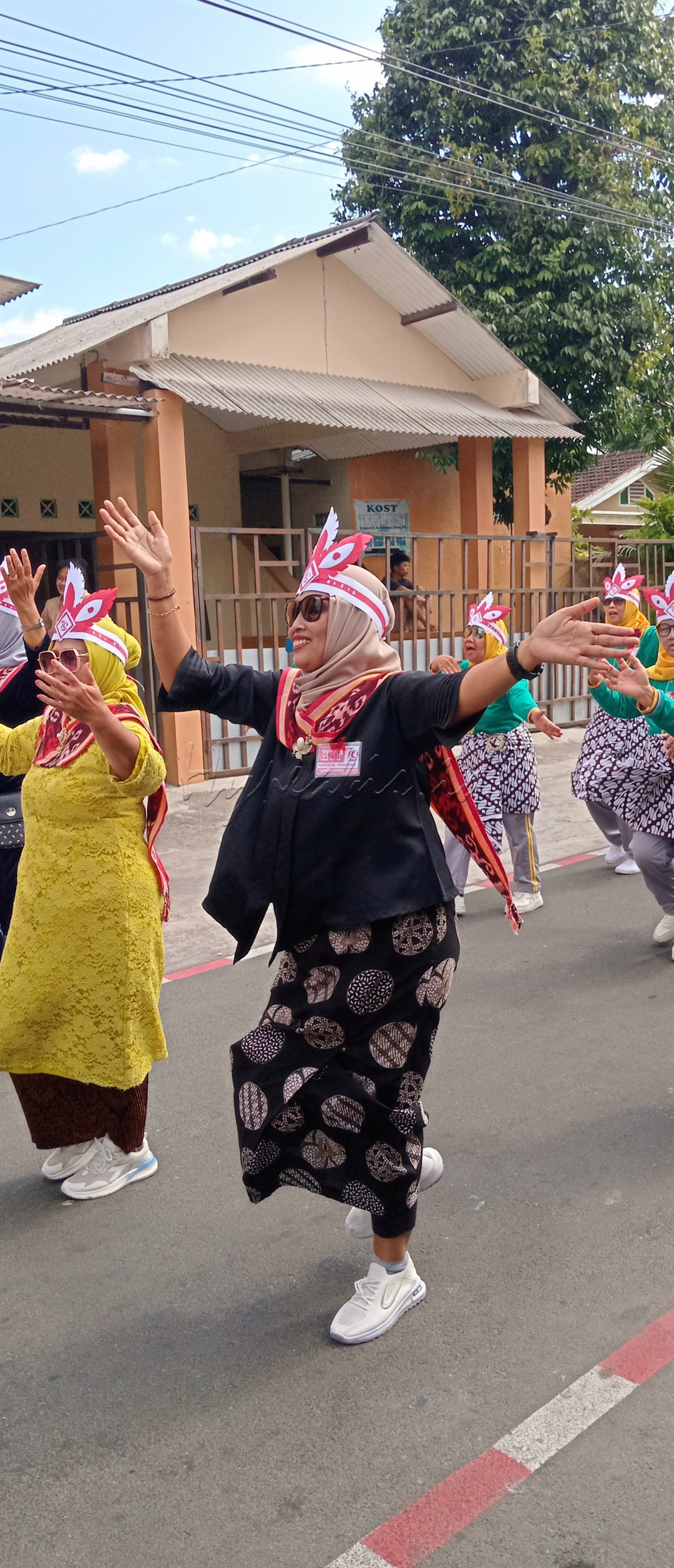 Foto menggambarkan betapa ibu- ibu antusias mengikuti karnaval memeriahkan HUT RI ke 79