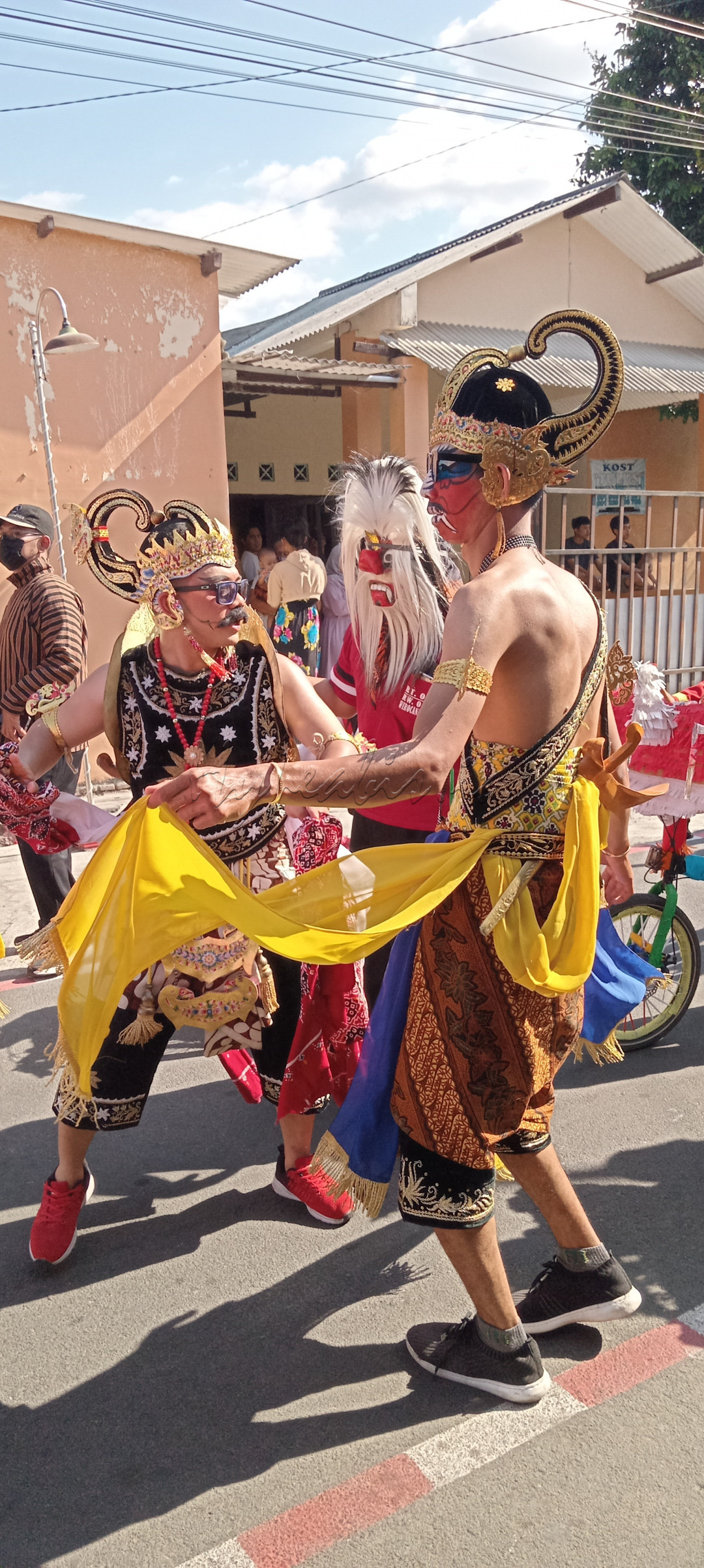 Foto yang menggambarkan antusias warga dalm memeriahkan karnaval HUT RI KE 79 , dengan memakai kostum pewayangan , ada kalanya bercanda untuk menghibur satu sama lain&nbsp;
