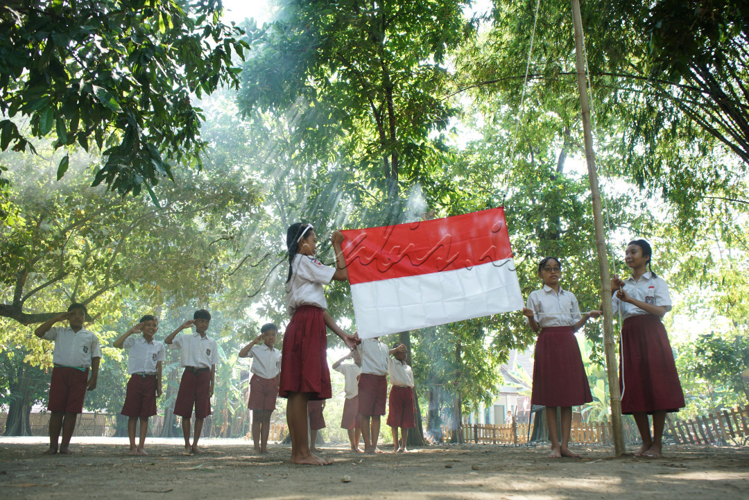 Potret Semangat Upacara Kemerdekaan Indonesia ke 79 yang dilaksanakan oleh siswa - siswi SD yang bertempat di KampungLaliGadget, Kabupaten Sidoarjo, Jawa Timur, Sabtu (17/08/2024). kegiatan ini dapat menjadikan rasa nasionalisme kecintaan generasi muda terhadap negaranya.dan adanya&nbsp;belajar pendidkan harapan dan cita - cita kedepan akan terwujud di Masa Depan Indonesia Emas