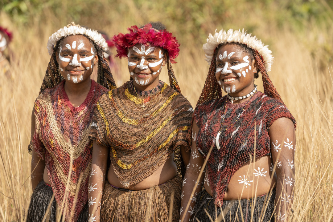 Ketiga gadis manis ini&nbsp; ceria dan gembira mempersiapkan diri menunggu giliran tampil dan festival budaya Lembah Baliem yang diadakan di distrik Usilimo , Wamena&nbsp; Papua