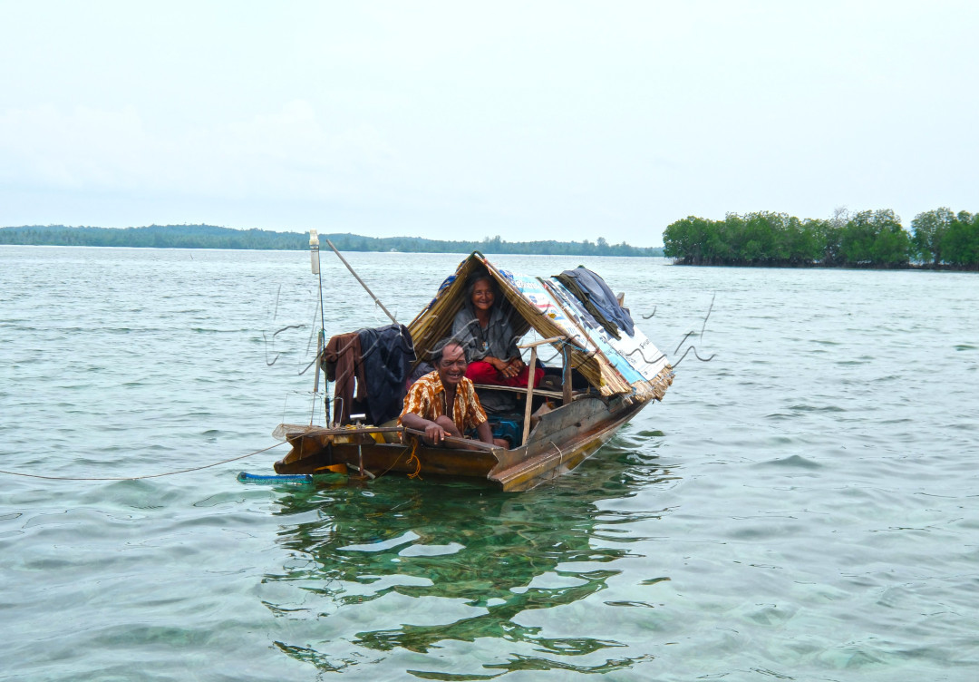 menua bersama di atas sampan perahu