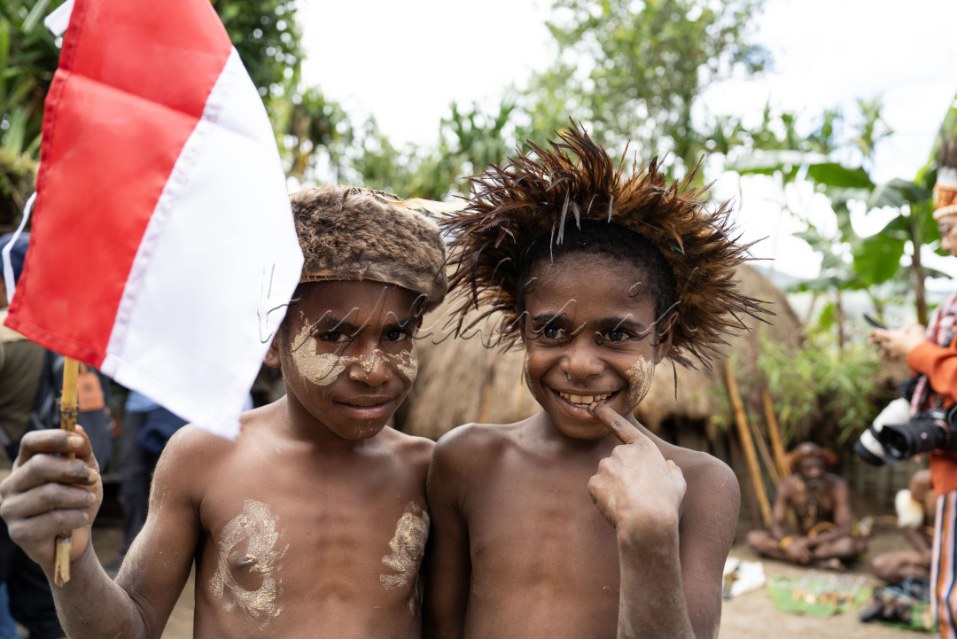 Kedua adik kecil ini, Otto dan Simeon, bergembira dan sukacita menyambut kedatangan kami di desa tempat tinggalnya di Suroba, Distrik Libarek, Wamena. Mereka lincah dan cerdas , bangga bahwa mereka juga bisa bersekolah dan bisa merayakan HUT Kemerdekaan RI.