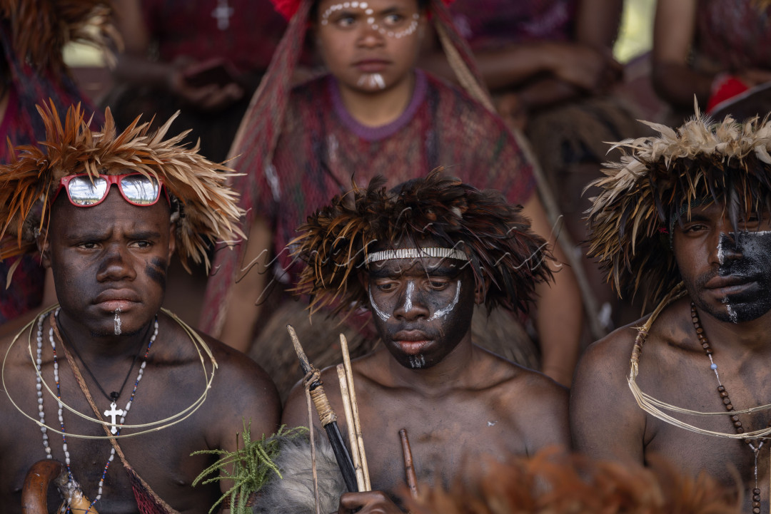Menanti Giliran Tampil dalam Festival Budaya Lemah Baliem, adalah saat-saat yang penuh sukacita. Peserta Festival gembira dan bangga dengan kostum dan aksesoris adat masing-masing. Kami pun sebagai hadirin sangat menikmati pemandangan yang luar biasa ini. Wajah2 ekspresif dan berkarakter&nbsp; dari saudara2 kita di Papua yang sangat indah di abadikan .&nbsp;