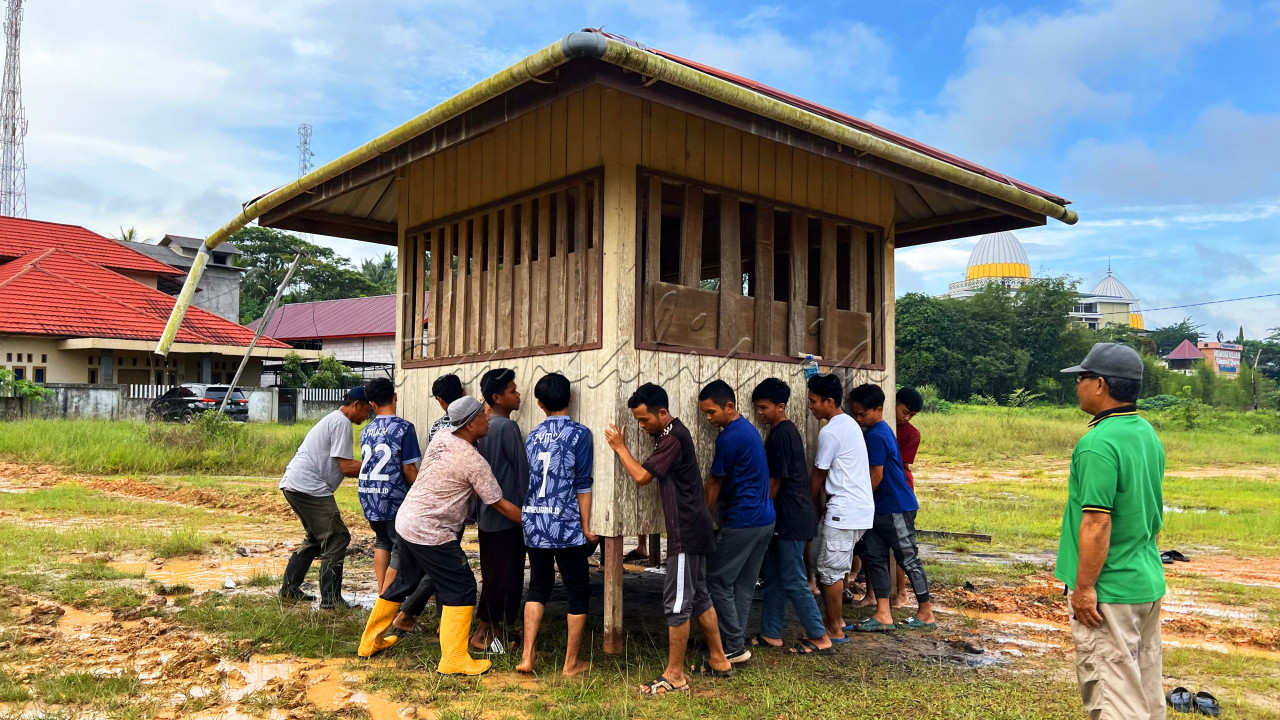 Sejumlah mahasiswa Sekolah Tinggi Ilmu Syariah Hidayatullah bersama warga ramai-ramai memindahkan pos kamling di Gunung Tembak, Kelurahan Teritip, Kecamatan Balikpapan Timur, Kota Balikpapan, Kalimantan Timur, Ahad, 26 Mei 2024.<br />
<br />
Di Gunung Tembak, kegiatan gotong royong seperti itu menjadi tradisi yang terus dilestarikan secara turun temurun hingga saat ini.*