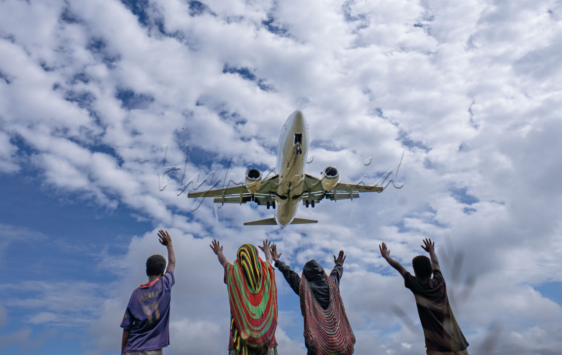 Hanya di Wamena kita bisa melihat sebuah pesawat landing begitu dekat.<br />
Tidak jauh dari bandara Wamena, ada seruas jalan kecil , dimana penduduk bisa berlalu lalang dan melihat pesawat yang landing dan take off.&nbsp; Suatu spot istimewa, dimana kami bisa mengambil foto orang lalu lalang di bawah pesawat yang sedang landing.<br />
Pemandangan yang sangat kontras sekali, dengan kesederhanaan penduudk sekitar dengan kemajuan teknologi&nbsp;