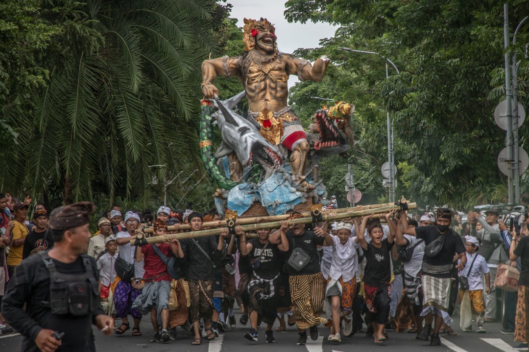 Perayaan ini digelar pada Pengerupukan, menjelang Hari Raya Nyepi atau tilem sasih kesanga. Ogoh-Ogoh berasal dari kata ogah-ogah yang merupakan Bahasa Bali dengan makna sesuatu yang digoyang-goyangkan. Ogoh-ogoh sendiri direpresentasikan sebagai Bhuta Kala