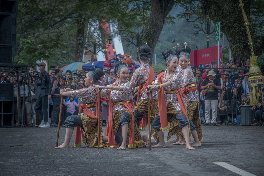 Grebeg Suro&nbsp;adalah&nbsp;acara&nbsp;tradisi&nbsp;budaya&nbsp;tahunan&nbsp;masyarakat Ponorogo&nbsp;dalam wujud&nbsp;pesta rakyat. Seni dan tradisi yang ditampilkan meliputi&nbsp;Festival Nasional Reog Ponorogo,&nbsp;Pawai Lintas Sejarah dan Kirab Pusaka, dan&nbsp;Larungan Risalah Doa&nbsp;di&nbsp;Telaga Ngebel. Grebeg Suro merupakan&nbsp;acara tahunan&nbsp;yang dirayakan setiap tanggal 1&nbsp;Muharram&nbsp;(1 Suro&nbsp;pada&nbsp;kalender Jawa).