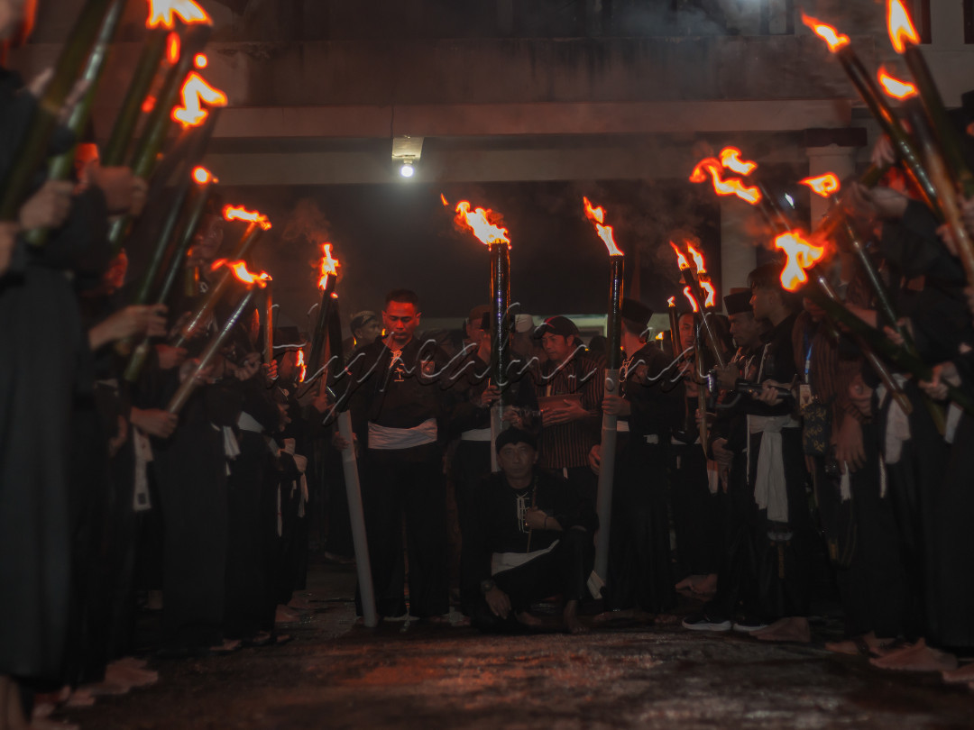 Grebeg Suro&nbsp;adalah&nbsp;acara&nbsp;tradisi&nbsp;budaya&nbsp;tahunan&nbsp;masyarakat Ponorogo&nbsp;dalam wujud&nbsp;pesta rakyat. Seni dan tradisi yang ditampilkan meliputi&nbsp;Festival Nasional Reog Ponorogo,&nbsp;Pawai Lintas Sejarah dan Kirab Pusaka, dan&nbsp;Larungan Risalah Doa&nbsp;di&nbsp;Telaga Ngebel.Grebeg Suro merupakan&nbsp;acara tahunan&nbsp;yang dirayakan setiap tanggal 1&nbsp;Muharram&nbsp;(1 Suro&nbsp;pada&nbsp;kalender Jawa).