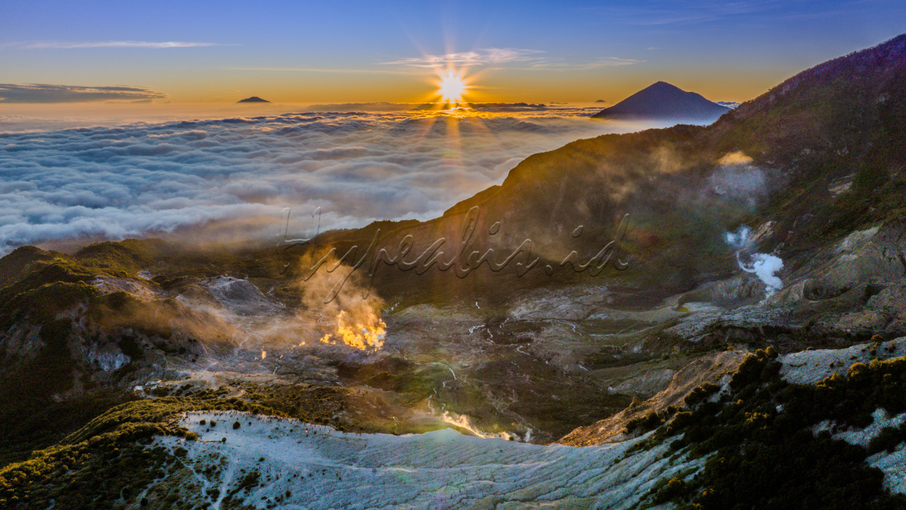 Gunung Papandayan adalah gunung api stratovolcano yang terletak di Kabupaten Garut, Jawa Barat, tepatnya di Kecamatan Cisurupan. Gunung dengan ketinggian 2.665 MDPL.&nbsp;
<div>Gunung Papandayan memiliki beberapa kawah yang terkenal, di antaranya Kawah Mas, Kawah Baru, Kawah Nangklak, dan Kawah Manuk. Kawah-kawah tersebut mengeluarkan uap dari sisi dalamnya.</div>

<div>&nbsp;</div>

<div>Gunung Papandayan merupakan salah satu wisata favorit karena keindahan yang ditawarkannya. Trek yang landai dan jarak yang tidak terlalu jauh untuk menjangkau kawah nya membuat siapapun dapat mudah mengaksesnya.</div>