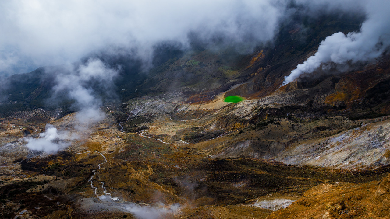 Gunung Papandayan adalah gunung api stratovolcano yang terletak di Kabupaten Garut, Jawa Barat, tepatnya di Kecamatan Cisurupan. Gunung dengan ketinggian 2.665 MDPL.&nbsp;
<div>Gunung Papandayan memiliki beberapa kawah yang terkenal, di antaranya Kawah Mas, Kawah Baru, Kawah Nangklak, dan Kawah Manuk. Kawah-kawah tersebut mengeluarkan uap dari sisi dalamnya.</div>

<div>&nbsp;</div>

<div>Gunung Papandayan merupakan salah satu wisata favorit karena keindahan yang ditawarkannya. Trek yang landai dan jarak yang tidak terlalu jauh untuk menjangkau kawah nya membuat siapapun dapat mudah mengaksesnya.</div>