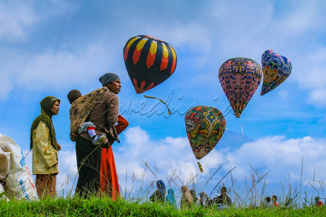 Potret warga lokal wonosobo yang melihat festival Balon Udara