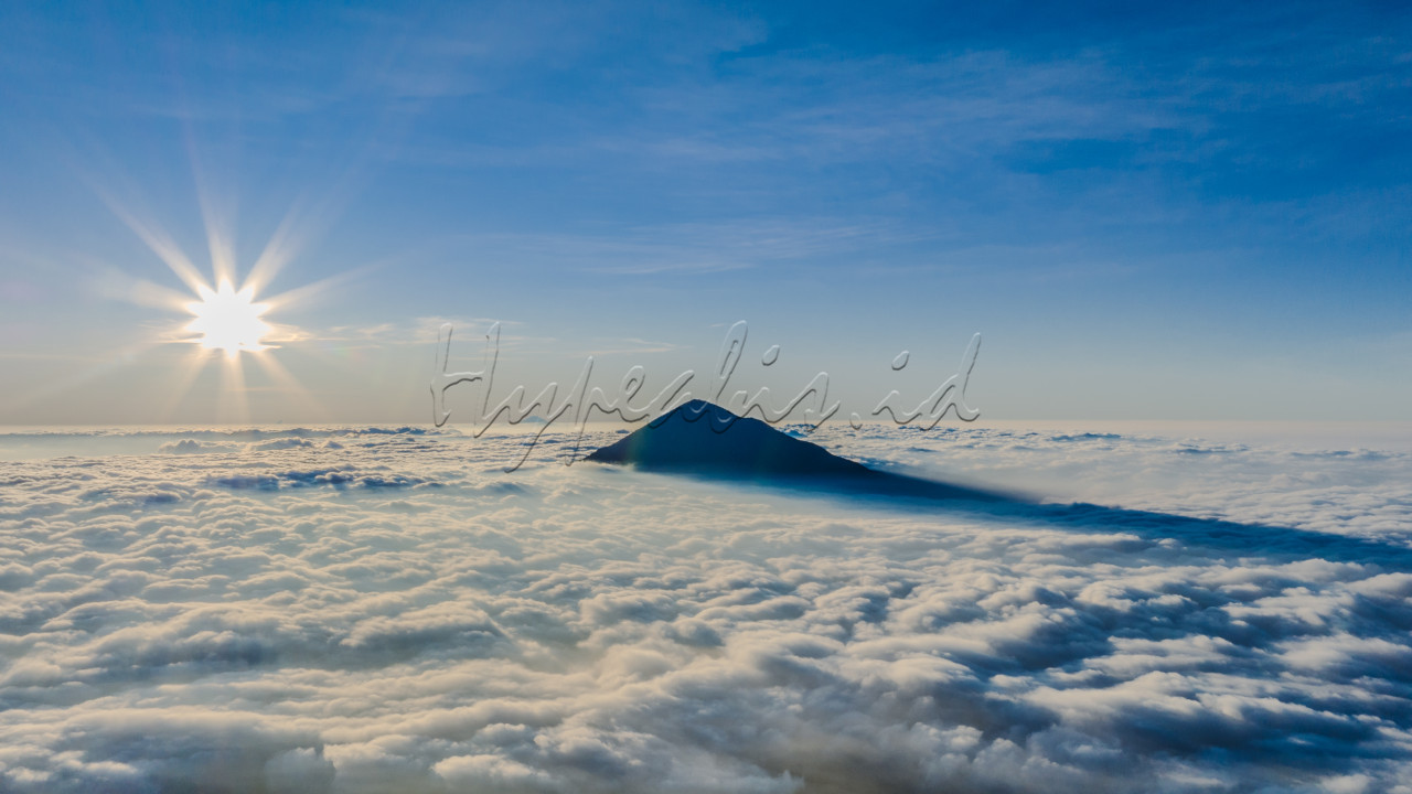 Indonesia merupakan negeri yang indah. Dimusim kemarau kita bisa menyaksikan indah nya matahari terbit disertai samudera awan dari ketinggian tertentu.