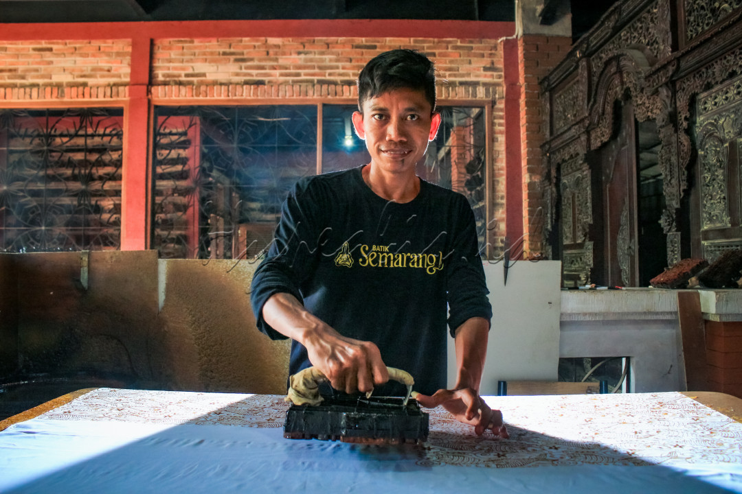Pengrajin Batik Cap yang berada di kampung Batik di Semarang