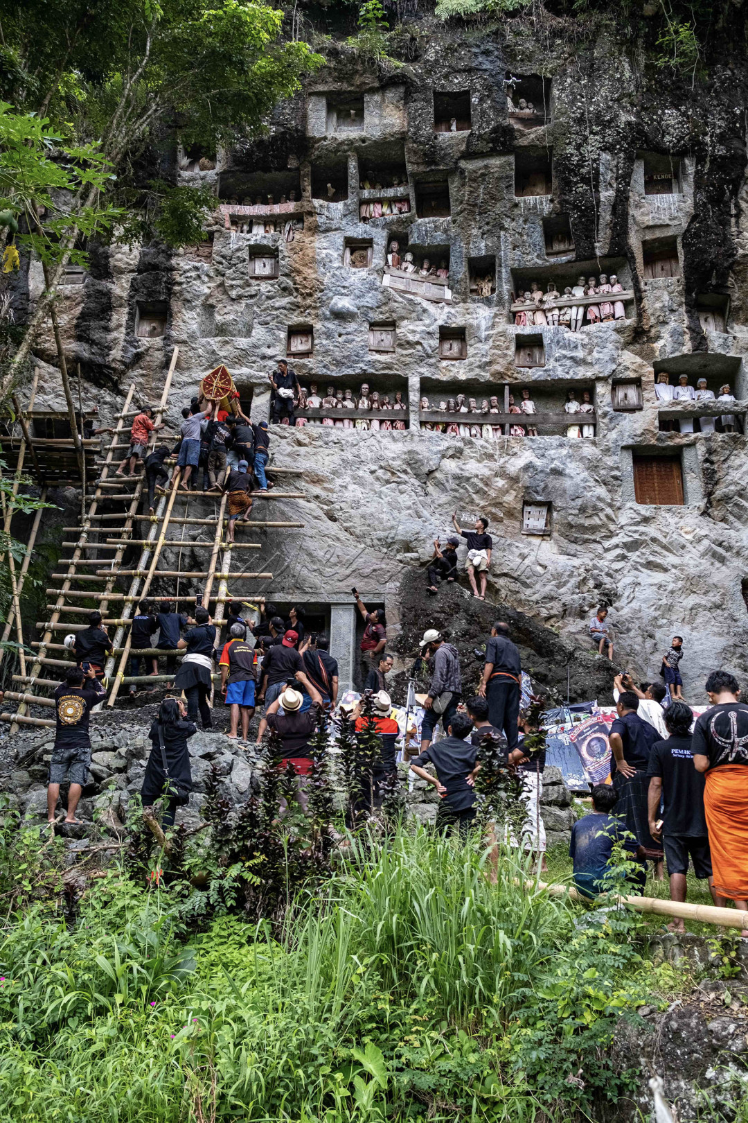 Ma'Peliang adalah penguburan dalam liang batu atau gua, merupakan prosesi terakhir dalam ritual rambu solo masyarakat Toraja