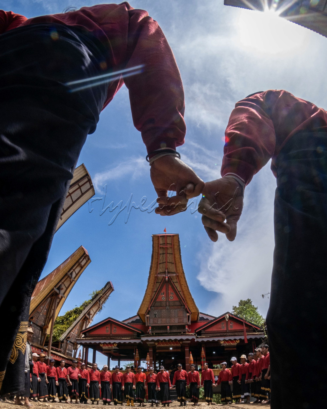 Ma'badong merupakan tarian yang diadakan dalam ritual rambu solo yang dilakukan secara berkelompok