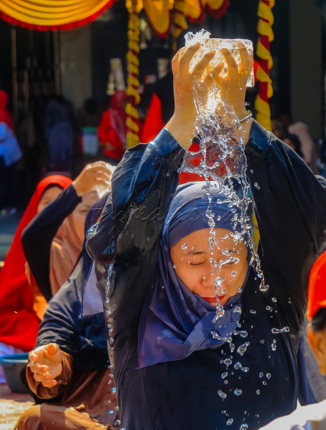 Lomba estafet air yg dibagi 4 kelompok yg terdiri dari 8 peserta ibu-ibu yg duduk saling membelakangi, dimana peserta didepan melemparkan 8 bungkusan air ke belakang dan disambut peserta dibelakangnya serta diakhiri di peserta bagian belakang. Bungkusan air yg paling sedikit pecahnya akan menjadi pemenang.