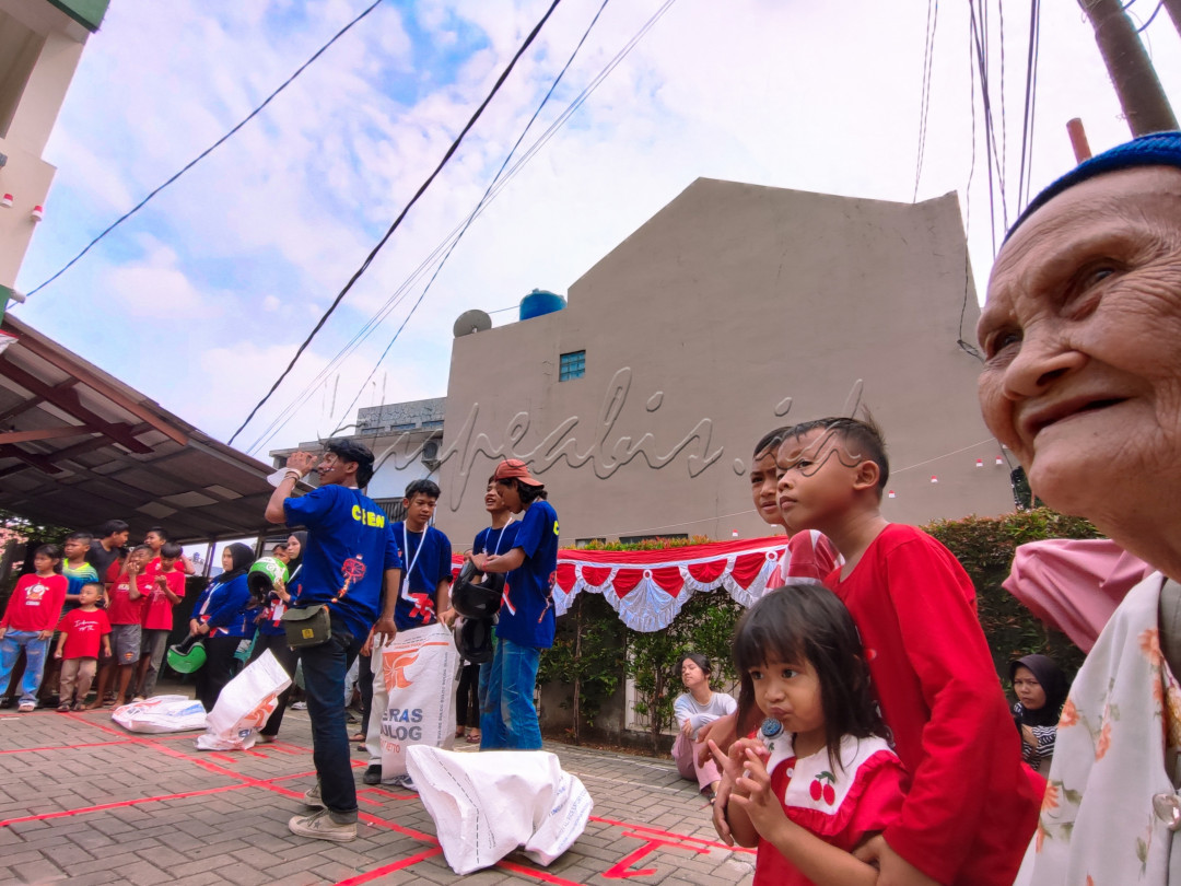 Wajah Nenek beserta anak- anak yang ekspresif dan bergembira melihat lomba balap karung disalah satu lingkungan warga Jakarta dalam rangka pesta Kemerdekaan RI yang ke 79