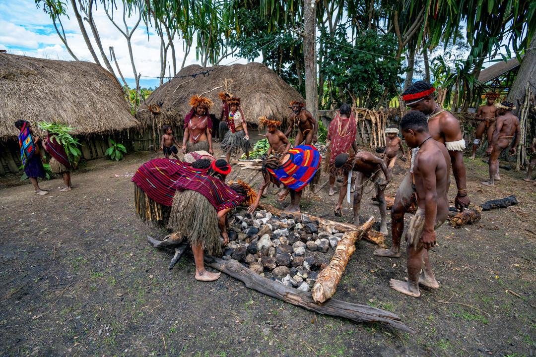 Terdapat lebih dari 200 suku yang mendiami provinsi Papua. Beberapa di antaranya adalah Dani, Asmat, Waropen, Komoro, Nafri , Mee, Ansus, dan Fuyu. Semua suku tersebut memiliki ritual dan kebiasaan yang berbeda. Walaupun begitu, ada satu tradisi yang tetap dilestarikan dan memiliki kesamaan di antara beberapa suku di Papua, yaitu bakar batu. Ini adalah bentuk kegiatan sosial yang mengedepankan kerukunan dan gotong royong layaknya kerja bakti di Pulau Jawa.<br />
&nbsp;