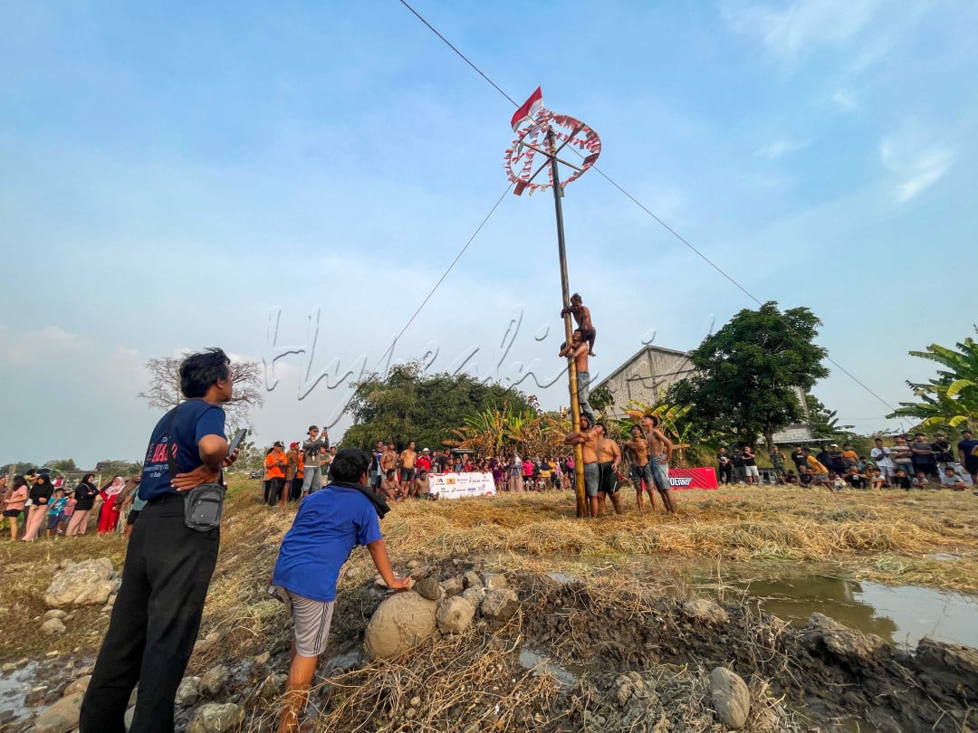 Aktivitas warga saat mengikuti lomba panjat pinang dalam rangka HUT RI ke-79 di Pemukiman Padat Penduduk Klodran, Kec. Colomadu, Kabupaten Karanganyar, Kamis, 22 Agustus 2024. Dalam rangka menyemarakkan HUT RI ke-79 meski sudah melewati beberapa Minggu, namun semarak masih terlihat meriah pada warga Klodran, Karangayar yang masih ada beberapa rangkaian lomba seperti panjat pinang.