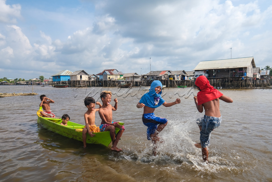 Pantai adalah seperti halaman rumah tempat bermain bagi anak-anak daerah pesisir . Bermain bersama habis kan waktu menjelang air laut beranjak pasang.&nbsp; Inilah cara bahagia anak-anak pesisir desa kawal kabupaten Bintan Kepulauan Riau.&nbsp;