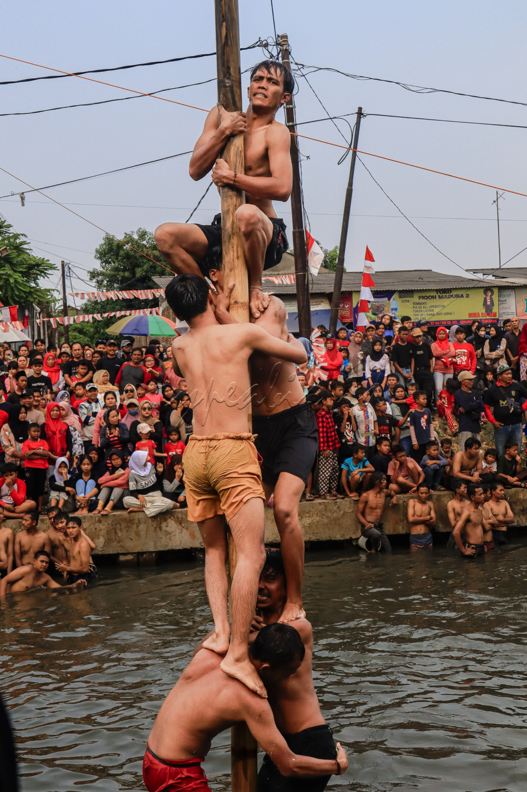 Keseruan acara lomba panjat pinang di Kampung Sepatan Tangerang. Dimana panjat pinang ini berbeda dengan panjat pinang biasa, dimana pohon pinangnya di tanncqpkan ditanah tapi ini ditancapkan di dalam aliran air sungai Cisadane.&nbsp;