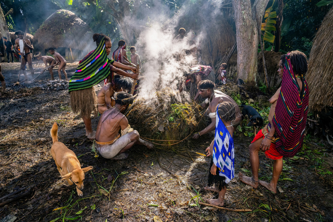 Bagi warga Papua, &nbsp;tradisi bakar batu bukan hanya ritual memasak bersama, namun tradisi ini adalah bentuk syukur terhadap berkah yang diberikan Tuhan untuk dimanfaatkan manusia. Tradisi ini juga menjadi simbol solidaritas, kerjasama, dan perdamaian masyarakat Papua. Semua orang bekerja sama untuk menyiapkan bahan-bahan, mengatur batu-batu, membungkus makanan, &nbsp;menyalakan api, hingga menyantap hasil masakan bersama-sama. Masakan yang telah matang akan dibagi secara merata agar semua warga menikmatinya dengan Bahagia.<br />
&nbsp;