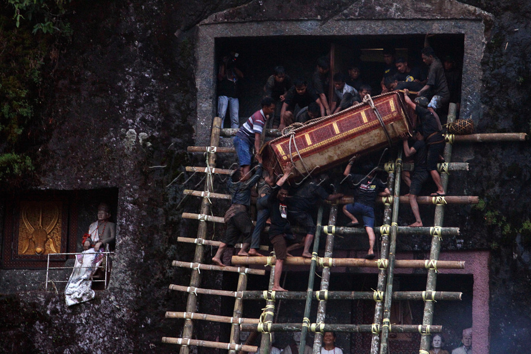 Sejumlah rumpun keluarga dari almarhum tokoh masyarakat Toraja yang juga anggota DPRD Toraja Utara, Marthen Tonapa Parrangan (Pong Sobon) bersama-sama mengangkat peti jenazah ke atas Liang di perkuburan batu Lo'komata, Rabu petang 31 Juli 2024