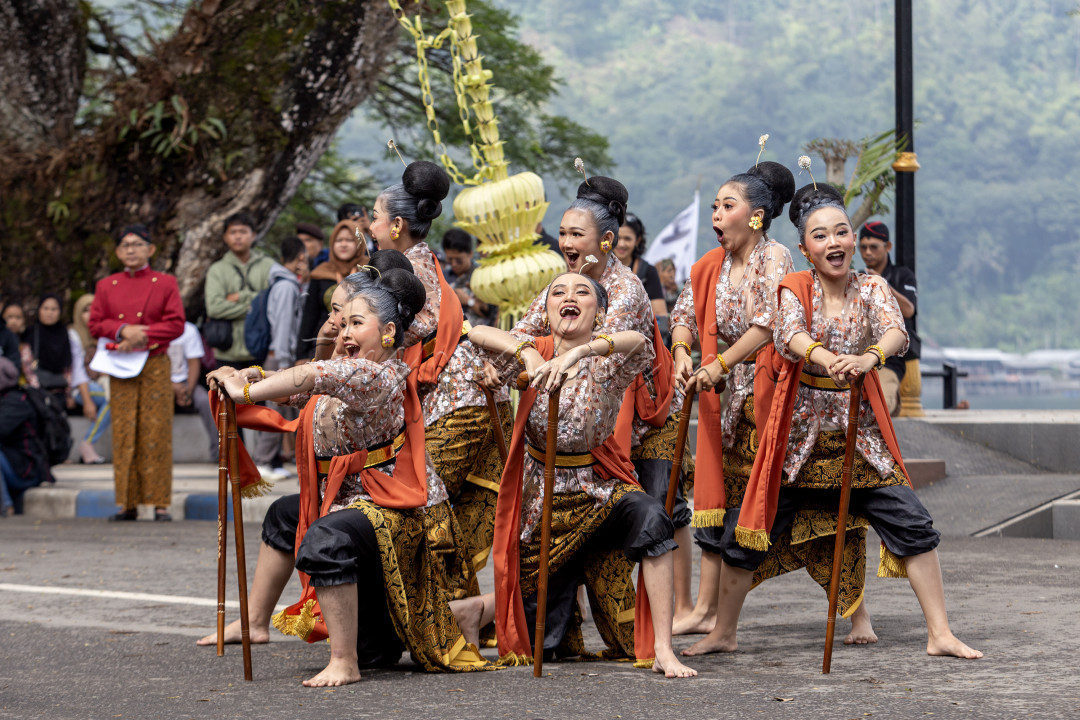 Tari Bale Batur adalah kreasi anak muda yang menceritakan tentang tradisi Rembug desa ini di laksanakan sebelum acara prosesi Larungan.&nbsp;