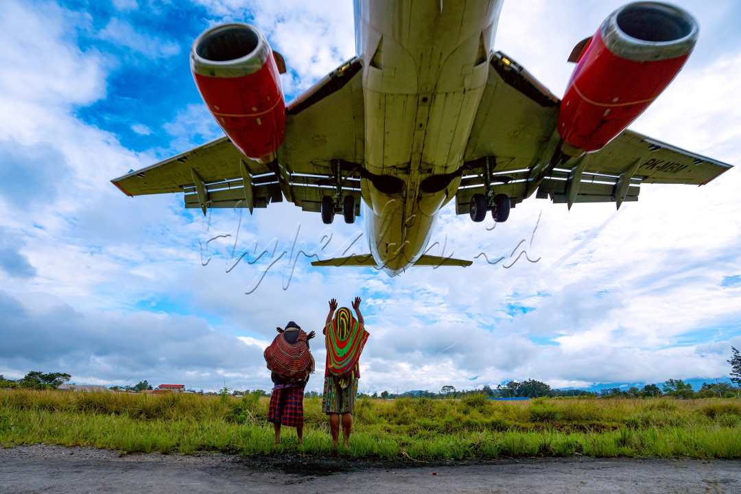 Ingin merasakan sensasi mengabadikan pesawat terbang melintas dekat di atas kepala kita, anda bisa mengunjungi ujung landasan bandara Wamena Papua. Mulai pukul 06.30 WITA arus lalu lintas bandara ini sudah terlihat sibuk, mulai pesawat perintis, pesawat cargo dan pesawat penumpang silih berganti naik dan turun.