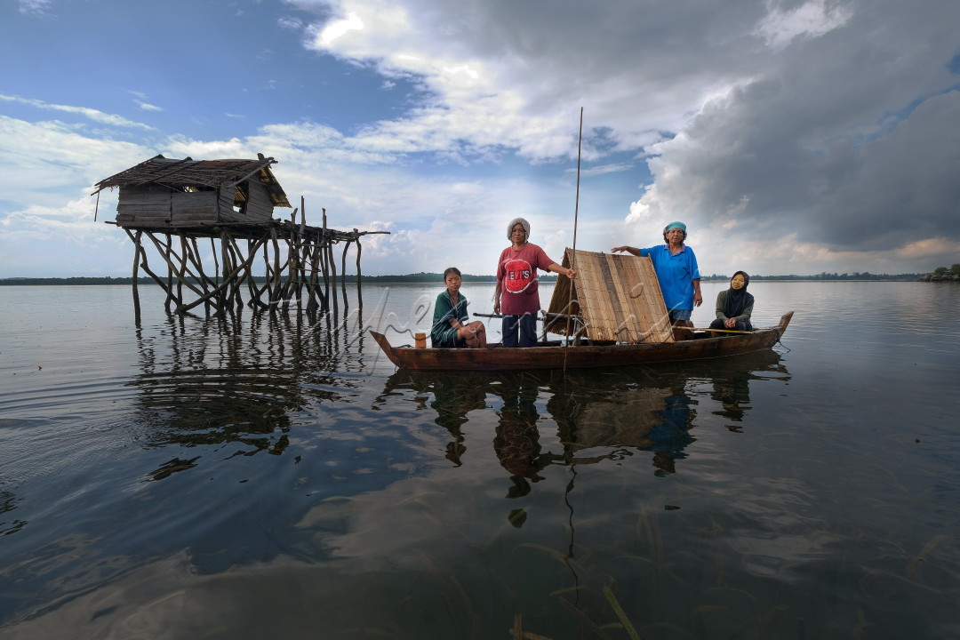 Suku Laut atau Suku Sampan yang sering juga disebut Orang Laut merupakan suku yang mendiami perairan Kepulauan Riau, Indonesia. Mereka disebut Suku Laut karena seluruh aktivitas hidupnya dilakukan di laut dan menggunakan perahu atau sampan yang dilengkapi tenda sebagai tempat tinggalnya. Mereka hidup berpindah-pindah dari pulau ke pulau hingga ke muara sungai (nomaden). Untuk mencari nafkah, mereka mencari ikan dengan peralatan sederhana, seperti tempuling, tombak, dan serampang.