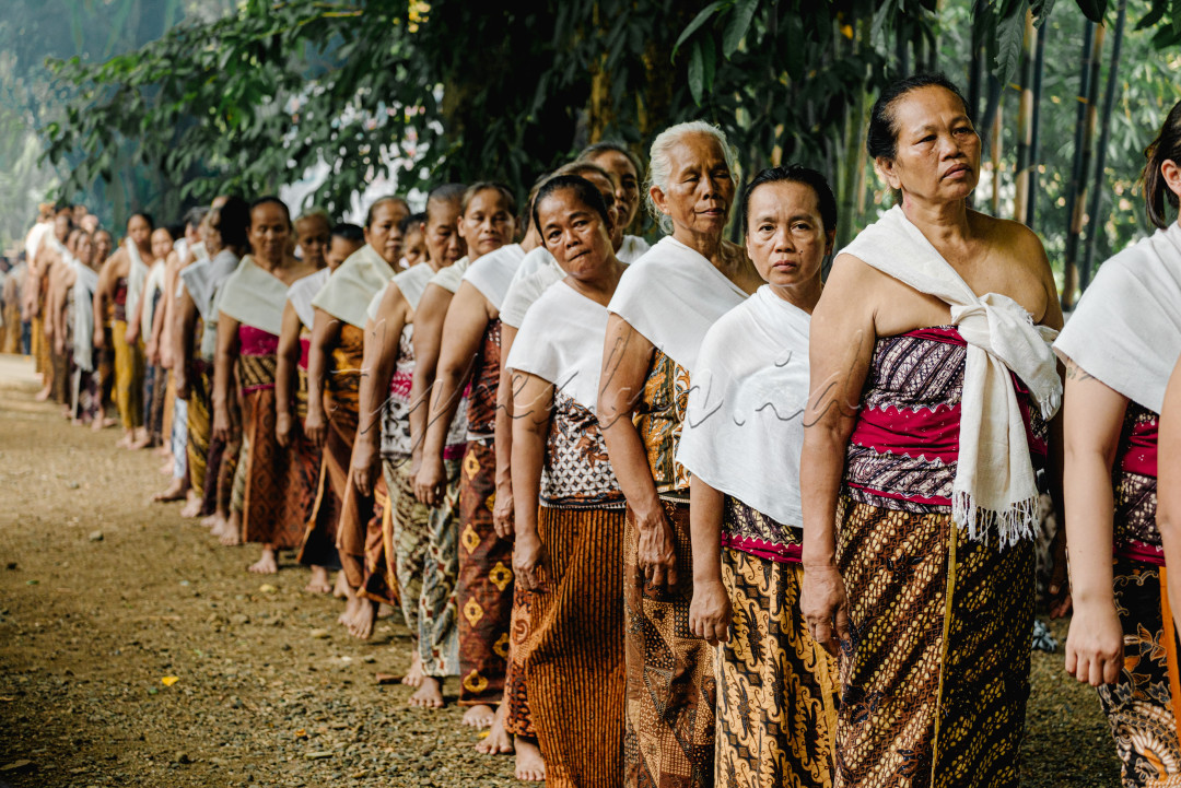 Prosesi Perlon Unggahan Bonokeling di desa Pekuncen, ziarah Makam Leluhur oleh anggota anak putu Bonokeling yang diawali dengan barisan ratusan perempuan keturunan Bonokeling berbalut kemben dengan selendang putih berbahan kain lawon masuk secara perlahan dan tertib menuju pintu gerbang makam eyang Kyai Bonokeling.