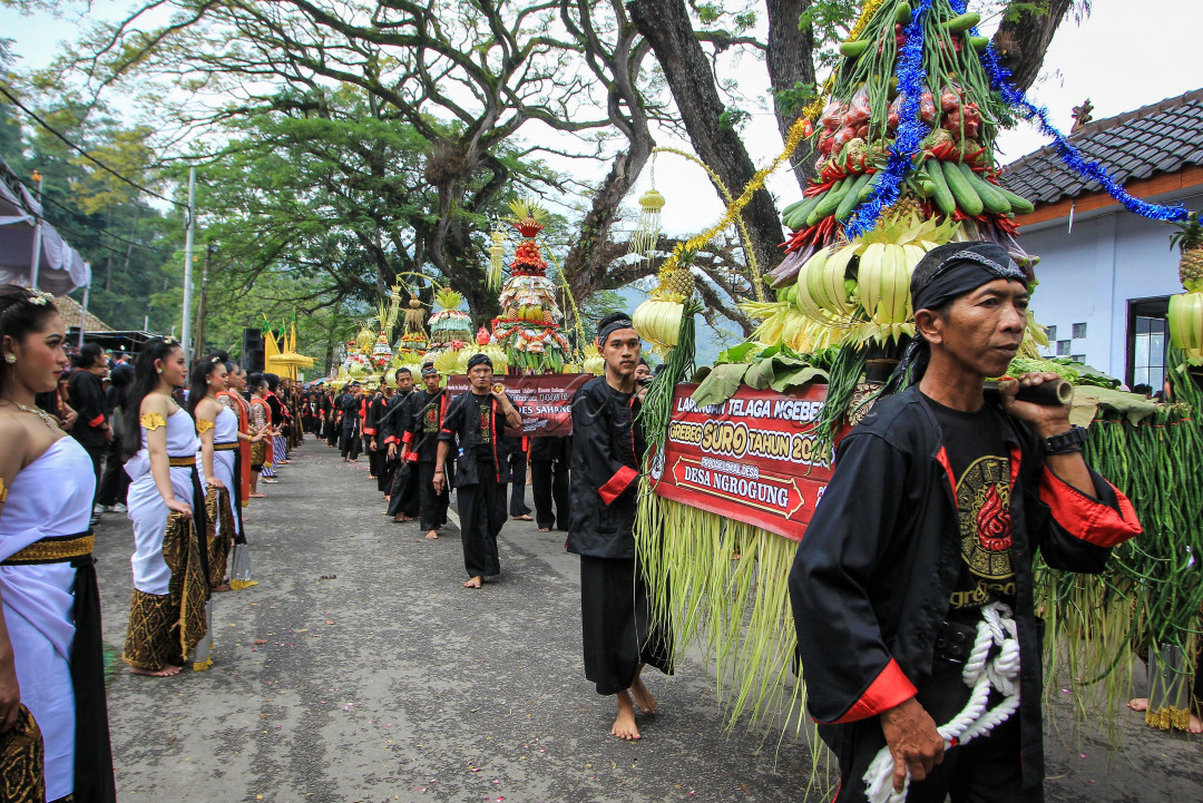 Prosesi upacara adat Larung Sesaji Telaga Ngebel diawali dengan arak-arakan sesaji berupa tumpeng raksasa yang dikawal oleh para paraga. Berangkat dari kantor Kecamatan Ngebel menuju ke tempat upacara di pendopo kecil yang terletak di pinggir sebelah timur Telaga Ngebel kira-kira berjarak 300 meter. Arak-arakan sesaji Larung Risalah Doa diiringi para penari dan kesenian reyog. Sesampainya di tempat upacara, sesaji diletakan di depan pendopo. Setelah itu, acara dimulai dengan pergelaran tari Gambyong untuk menyambut para tamu, kemudian dilanjutkan dengan kata sambutan dari Camat Ngebel yang berisi tentang sejarah singkat terjadinya Telaga Ngebel dan upacara adat Larung Sesaji Telaga Ngebel serta tujuan diselenggarakannya upacara adat tersebut. Dilanjutkan dengan doa yang disampaikan oleh petugas dari Kantor Urusan Agama Kecamatan Ngebel. Selesai berdoa, sesaji tumpeng raksasa diarak keliling Telaga Ngebel.